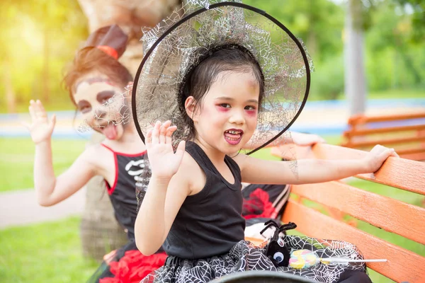 Kleine meisjes in Halloween kostuum vieren Halloween — Stockfoto