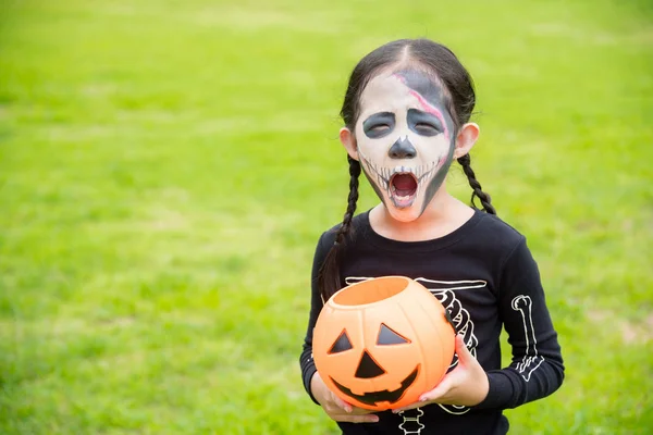 Little agirl in bot duivel kostuum vieren Halloween — Stockfoto