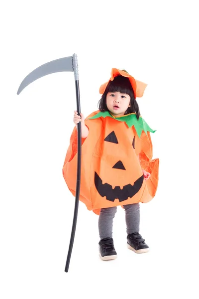 Klein meisje dragen pompoen kostuum voor Halloween viering — Stockfoto