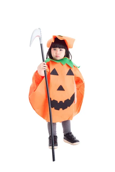 Klein meisje dragen pompoen kostuum voor Halloween viering — Stockfoto