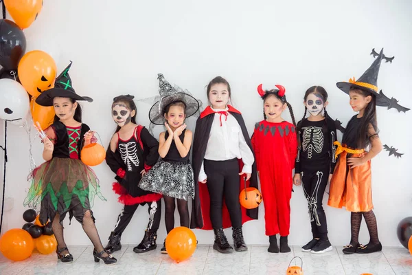 Groupe d'enfants asiatiques en costume et maquillage d'Halloween — Photo