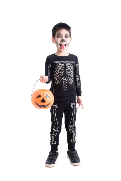 Kleine jongen in skelet kostuum voor Halloween viering — Stockfoto