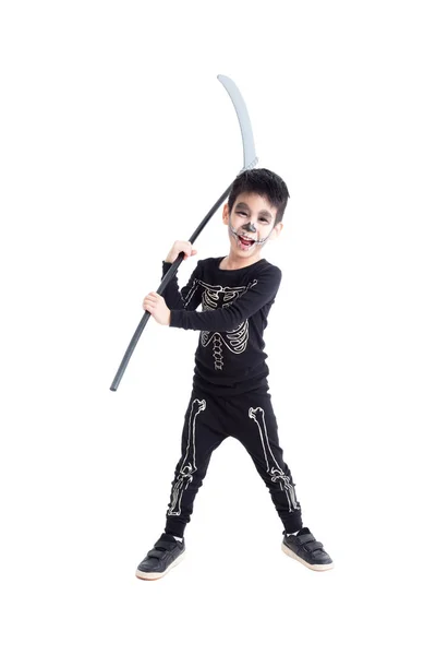 Маленький мальчик в костюме скелета на празднование Хэллоуина — стоковое фото