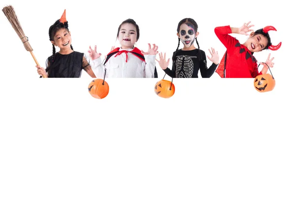 Gruppo di bambini asiatici in costume di Halloween e trucco tenendo secchio di zucca e fioritura — Foto Stock