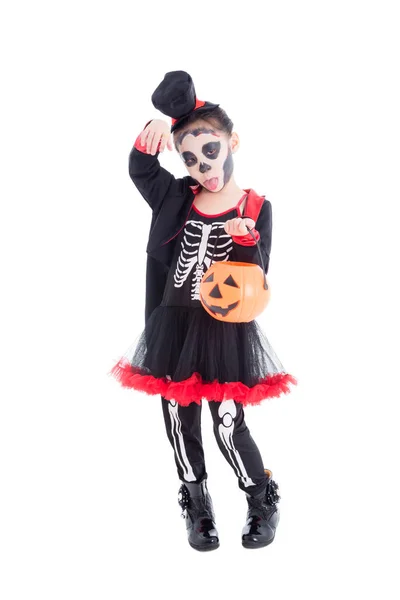 Comprimento total da menina em traje de esqueleto segurando halloween balde de abóbora — Fotografia de Stock