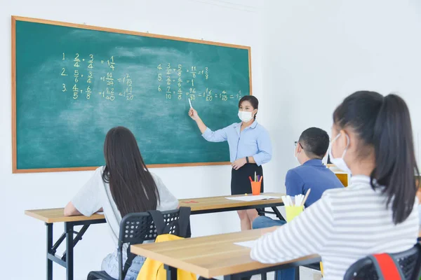 Professor Asiático Usando Máscara Facial Enquanto Ensinava Alunos Escola Todos — Fotografia de Stock