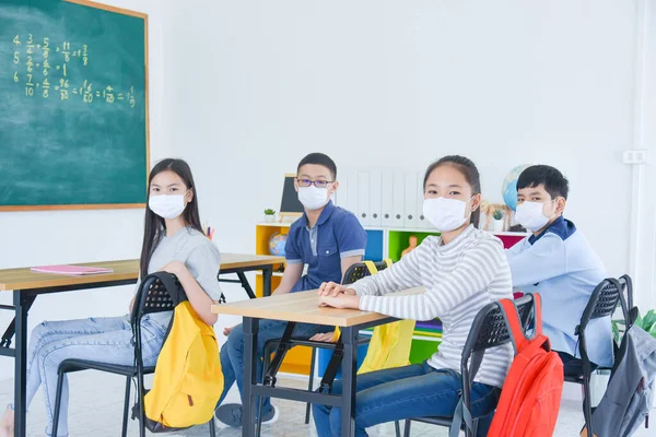 Grupo Jóvenes Estudiantes Asiáticos Con Máscara Facial Sentado Aula Con —  Fotos de Stock