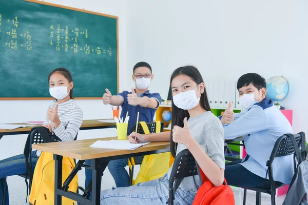 Grupo Jóvenes Estudiantes Asiáticos Con Máscara Facial Sentados Aula Con — Foto de Stock