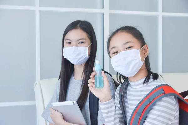 Jovem Asiático Alunas Vestindo Máscara Facial Usando Álcool Spray Escola — Fotografia de Stock
