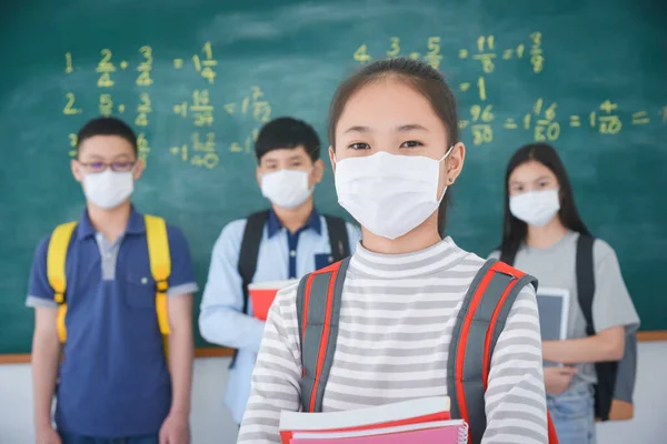 Junge Asiatische Schülerin Mit Gesichtsmaske Steht Vor Der Tafel Und — Stockfoto