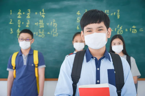 Ung Asiatisk Skolpojke Bär Ansiktsmask Står Framför Tavlan Och Tittar — Stockfoto