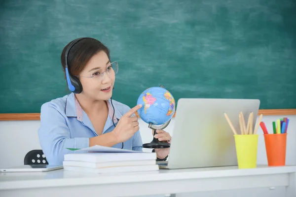 Asyalı Öğretmenler Coronavirus Covid Kapsamında Okul Çocuklarına Çevrimiçi Eğitim Vermeye — Stok fotoğraf