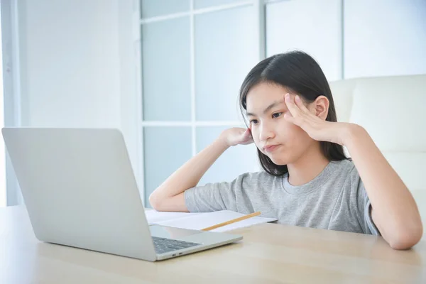 Preteen Asiatiska Skolflicka Missnöjd Med Online Lärande Laptop Hemma Utbildning — Stockfoto