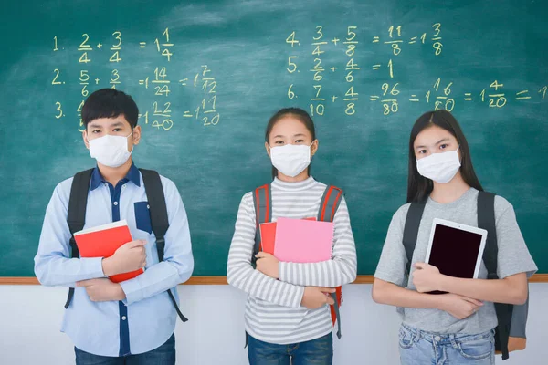Group Young Asian Students Wearing Facial Mask Standing Front Chalkboard — Stock Photo, Image