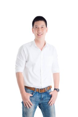 Beyaz gömlekli Asyalı yakışıklı adam ayakta duruyor ve beyaz arka planda gülümsüyor..