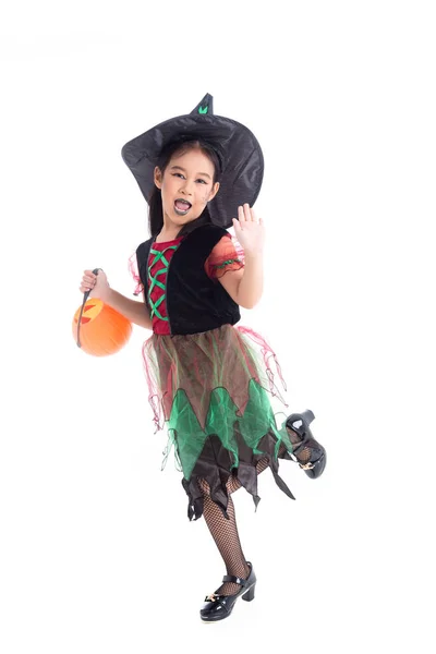 白い背景の上に立つ構成で魔女の衣装に身を包んだ小さなアジアの女の子の完全な長さ 子供ハロウィーンの衣装のコンセプト — ストック写真