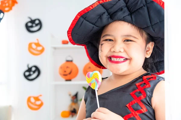 Kleine Asiatische Mädchen Hexenkleid Lächeln Und Halten Süßigkeiten Halloween Dekorierten — Stockfoto
