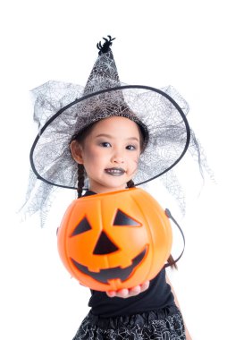 Cadılar bayramı kostümü giymiş tatlı Asyalı kız elinde balkabağı kovası ve beyaz arka planda gülümsüyor..