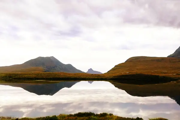 Loch Assynt Las Highlands Escocesas Mostrando Reflejo Montaña Aguas Tranquilas —  Fotos de Stock