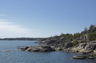 Nynäshamn adalar mavi gökyüzü ile
