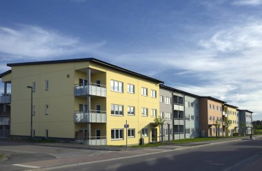 Mavi gökyüzü ile modern apartmanlar