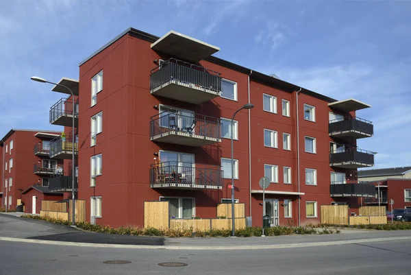 Moderna Flerbostadshus Med Blå Himmel — Stockfoto