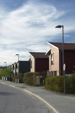 Mavi gökyüzü ile modern apartmanlar