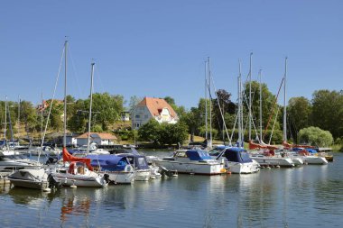 Nynshamn adalar marina yaz ve mavi gökyüzü ile