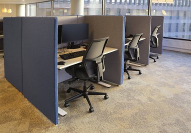 Boş ofis iç sandalyeler, bilgisayarlar, masaüstü bilgisayarlar ile