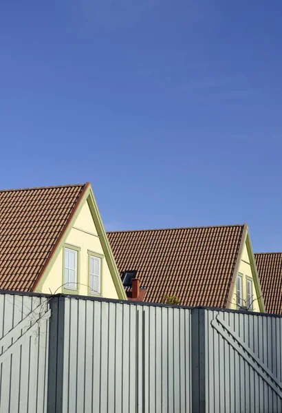 Nahaufnahme Des Hausdaches Mit Blauem Himmel — Stockfoto