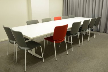 Modern toplantı odasının içi.