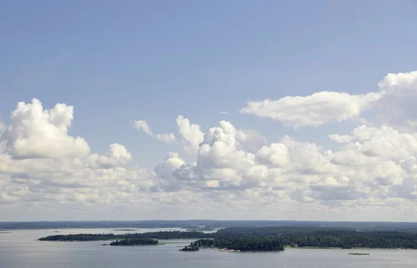 Пейзаж Озера Драматическим Голубым Небом — стоковое фото