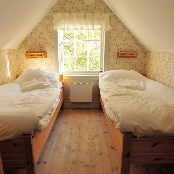 Schwedisch Sonnenbeschienenen Retro Schlafzimmer — Stockfoto