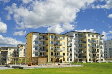 Stockholm bölgesinde modern apartmanlar.