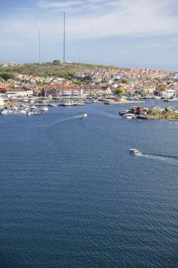Yaz aylarında Iskandinavya 'da küçük kıyı köyü, Kungshamn-Isveç