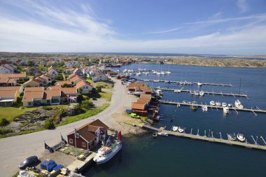Yaz aylarında İskandinavya'da küçük bir kıyı köyü, Kungshamn - İsveç
