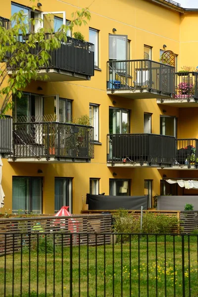 Moderno Bloque Apartamentos Con Balcones —  Fotos de Stock