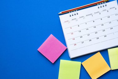 mavi arka plan, iş toplantısı veya seyahat planlama kavramı için planlama ile masada takvimin yakın çekim