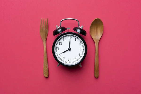 Часы Ложкой Вилкой Концепция Здорового Питания Красном Фоне — стоковое фото