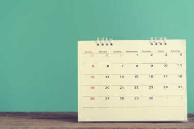 yeşil arka planlı iş toplantısı veya seyahat planlama kavramı için planlama, masada takvimin yakın çekim