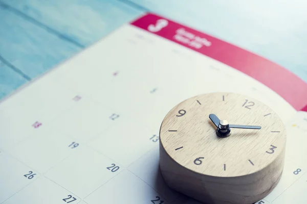 Gros Plan Calendrier Horloge Sur Table Planification Réunions Affaires Concept — Photo