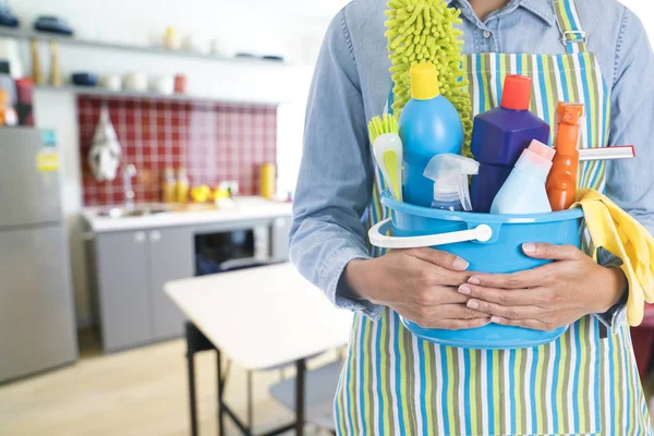 Mujer Con Equipo Limpieza Listo Para Limpiar Casa Fondo Cocina — Foto de Stock