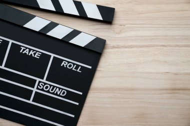 film ahşap masada alkışlar; film, sinema ve video fotoğrafçılık konsepti