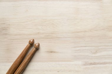 Ahşap masa arkasında davul çubuğu, üst görünüm, müzik konsepti