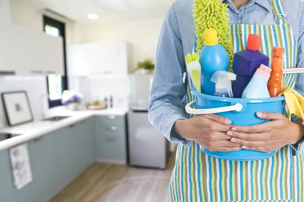 hazır mutfak arka plan üzerinde evi temizlemek, vernik ile kadın