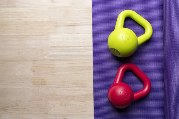 Kettlebell Met Yoga Mat Houten Tafel Sport Fitness Gezond Concept — Stockfoto