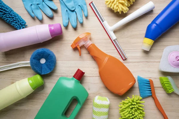 Ahşap masadaki ev temizleme ürünü.