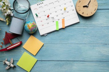 Takvim planlama kavramı planlama seyahat için masaya yakın çekim