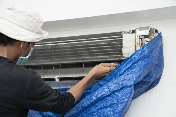 Tamirci ya da sabitleme ve yüksek basınçlı su jeti ile Klima ünitesi temizlik teknisyeni