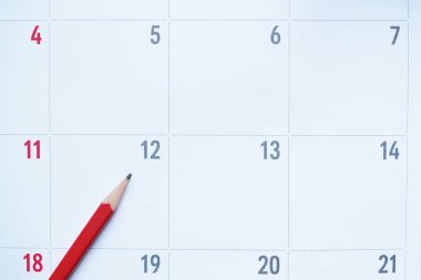düzenleyici veya takvim ve kırmızı kalem, iş toplantısı veya seyahat planlama kavramı için planlama yakın çekim